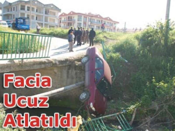 Kontrolden Çıkan Araç Köprüde Asılı Kaldı