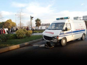 Yaralı Taşıyan Ambulans Kaza Yaptı
