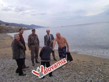 Kış Günü Denize Girdi