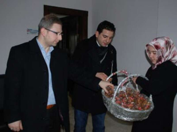 Erbakan’ın Ölüm Yıldönümünde Tatlı Dağıttı