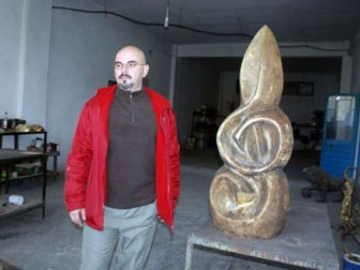 Onno Tunç Anısına Heykel