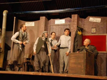 “Nafile Dünya” Tiyatroseverlerle Buluştu