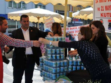 Çiftçiler Ayran Dağıtım Yalova Sokaklarını Kolonya İle Yıkadı