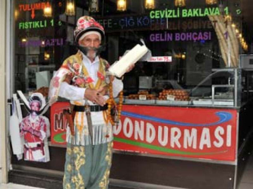 Dünya Bıyık Şampiyonu Dondurma Tanıttı