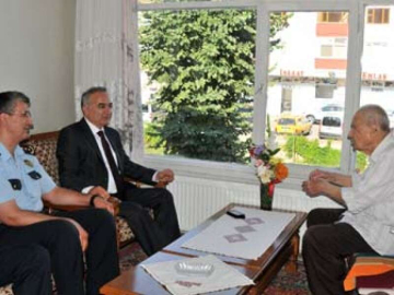 Yüksel'den Türkiye'nin En Yaşlı Polisi'ne Ziyaret