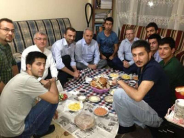 İftarı Vatandaşlarla Sahuru Öğrencilerle Yaptı