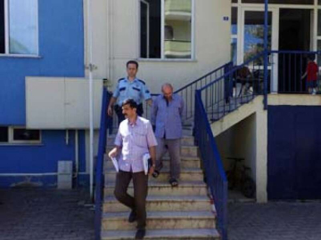 Sahte Altın Küpe Satıp Kaçamadılar