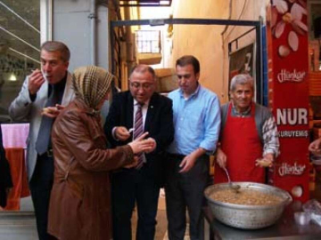 Salman Hem Dağıttı Hem Yedi