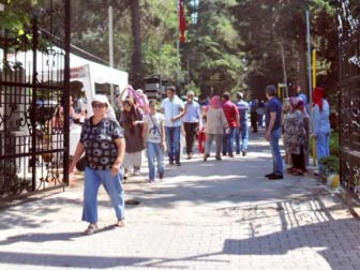 Mezarlık Ziyaretçi Akınına Uğradı