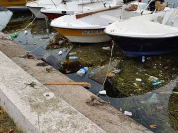 Balıkçı Barınağı Çöpten Geçilmiyor