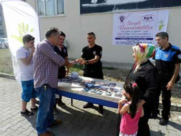 Üniversite Öğrencilerine Polislerden Dost Eli