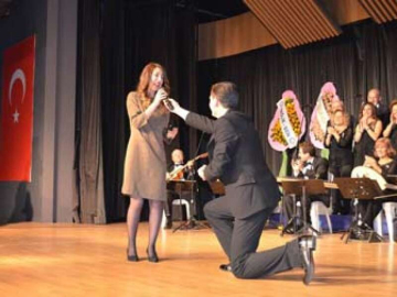 Önce Konser Verdi Sonra Evlenme Teklif Etti