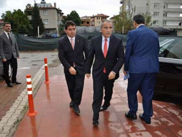 Vali Cebiroğlu Altınova Hakkında Bilgi Aldı