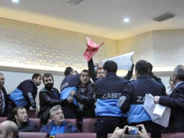 Yalova’da Belediye Meclisinde Kesilen Ağaçlar Yüzünden Olaylar Çıktı