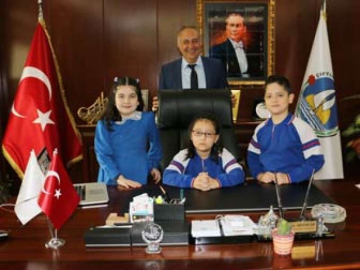 Çiftlikköy’de Minik Başkan Ayşe Nihal Özcan Oldu