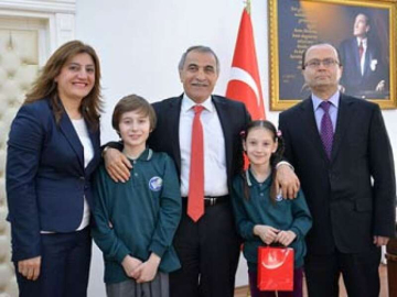 Vali Koltuğunu Çocuklara Bıraktı