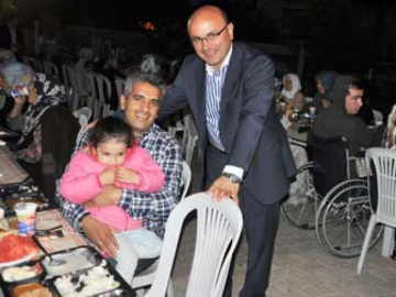 Oral Vatandaşlarla Oruç Açıyor