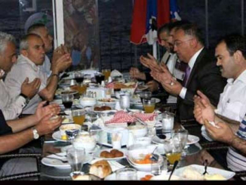 Salman'dan Din Görevlilerine İftar Yemeği