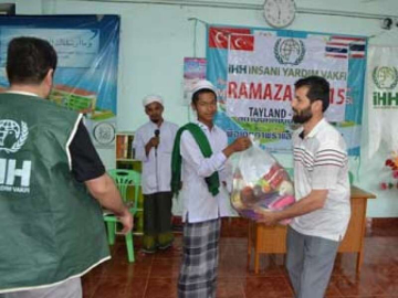  İHH Ramazan'da 500 Aileye Kumanya Dağıttı