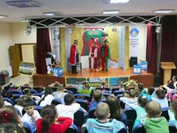  Çiftlikköylü Miniklere Tiyatro Şöleni