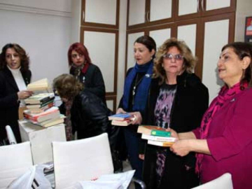 Chp'li Kadınlardan Kitap Bağışı	