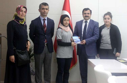 Kantar Kitabını Turan'a Hediye Etti