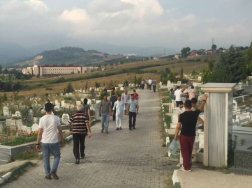 Mezarlıklarda Bayram Yoğunluğu