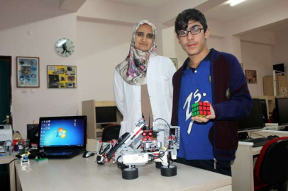 Dahi Öğrenciden Rubik Küpü'nü 40 Saniyede Yapan Robot