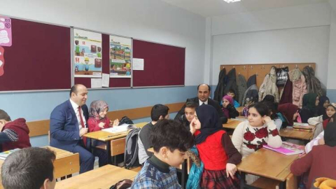 Kaymakam Çiftçi Okulları Gezdi