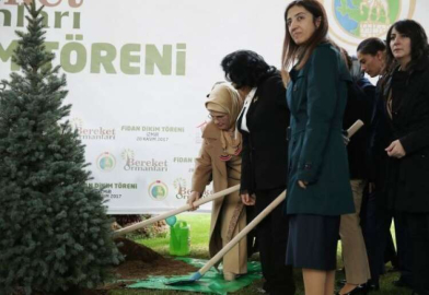 Vali Yılmaz, Emine Erdoğan'la Fidan Dikti