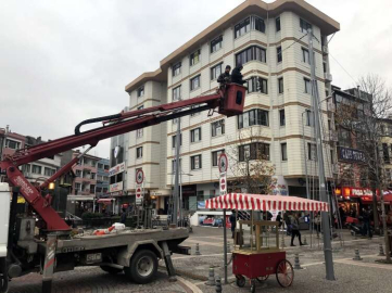Gazipaşa Caddesi'ne Yılbaşına Özel Işıklandırma