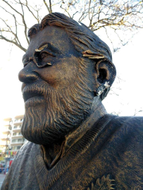 Toprak Dede'nin Heykeline Saldırı