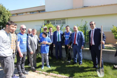 Otizm’e Dikkat Çekmek İçin Fidan Diktiler