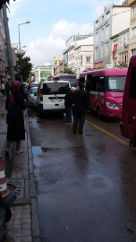 Minibüs Duraklarına Parklar Trafiği Sıkıştırıyor