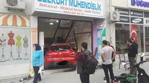 Fren Yerine Gaza Basan Sürücü İş Yerine Girdi