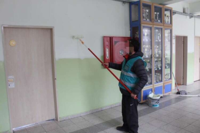 Hükümlüler Okulların Boya Ve Badanasını Yapıyor