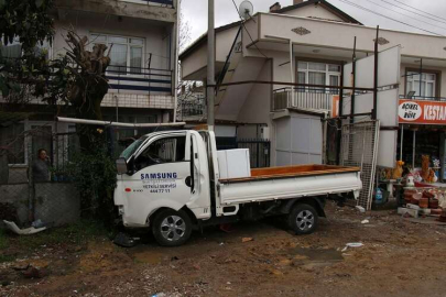 Kontrolden Çıkan Kamyonet Ağaca Çarptı
