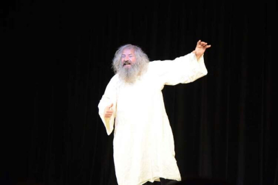 "46'lık Basri Ağabey" Sahnede Büyüledi