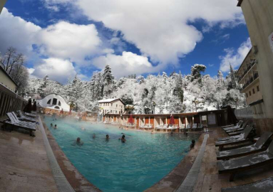 Kar Altında Havuz Keyfi