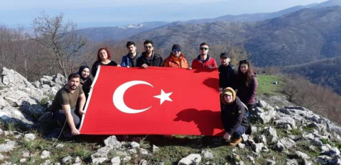 Bayraklarla Beşpınarlara Yürüdüler