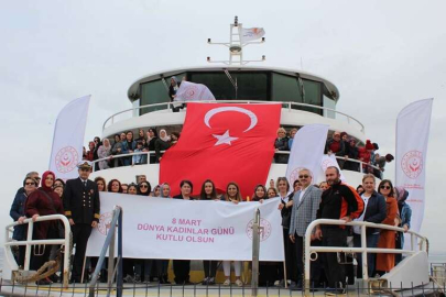 Kadınlar Tekne Gezisinde Yorgunluk Attı