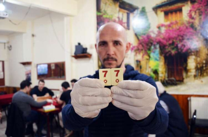 Bu Kahvede Okey Eldivensiz Oynanamıyor