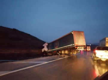 Tır Yoldan Çıktı, Sürücüsü Ölümden Döndü