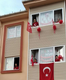 Pencereler 23 Nisan Coşkusu İçin Süslendi
