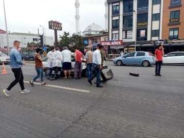 Duramayınca Ambulansa Çarptı