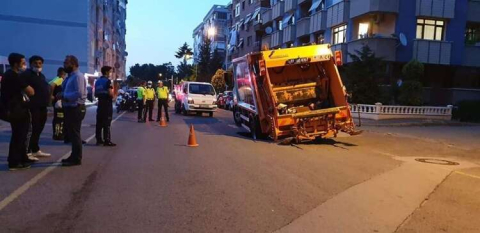 Kamyonun Tekerleği Çöken Yola Gömüldü