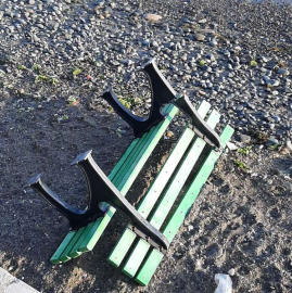 Vandallar Bankları Kırdı