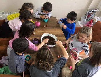 Minikler Çiçek Dikerek Doğayı Sevmeyi Öğrendi