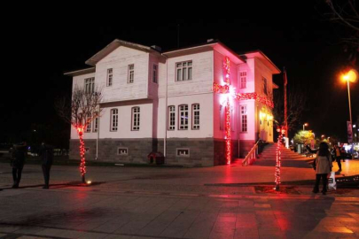 Cumhuriyet Meydanı’na Yeni Yıl Aydınlatması