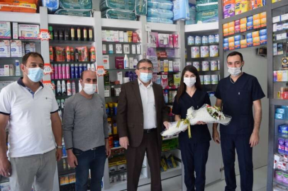 Başkan Tokat’tan Eczacılara Çiçek